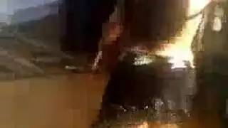 راقصة عربية ممتلئة تهز مؤخرتها وتمايل ثدييها في العلن