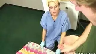 فحص طبي يتحول إلى xxx طبيبة مثيرة تجعلني أفرغ حمولتي