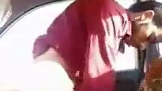 إباحية مغربية ساخنة: جماع في السيارة يتحول إلى جلسة صراخ جامحة