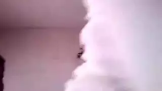 فتاة مصرية تركب عمود سمين حتى تنتفخ شفاهها