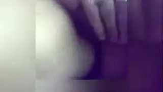 فتاة لطيفة تجذب عشيقها إلى السرير من أجل فعل xxx مكثف