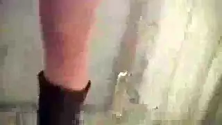 خدمة حمام سريعة: عاهرة تُضرب وتُدفع لها