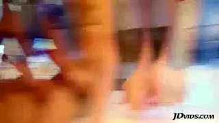 مضاعفة المتعة: نيك طيزها الضيقة وفرجها الجشع في وقت واحد