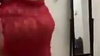 شقراء ذات أثداء كبيرة ترقص مثل عاهرة إباحية
