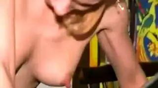 نانسي الصغيرة تمتلئ مهبلها ومؤخرتها