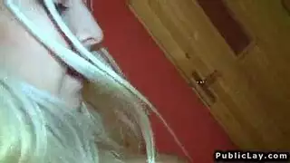 السيولة النقدية وجه الفتاة مخترق