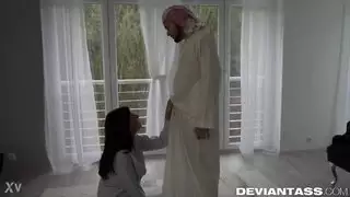 بندر ينك محجبة
