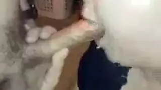 لا تستطيع إبعاد يديها استمناء ماري بسروالها الداخلي