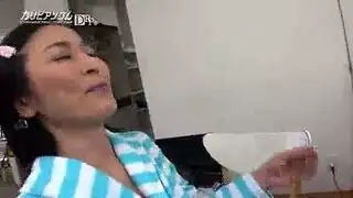 فتاة آسيوية ذات مؤخرة كبيرة تأخذ قضيبًا قويًا من الخلف