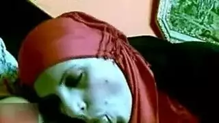 فتاة محجبة تفرش ساقيها وتخدم القضيب الصلب لعشيقها