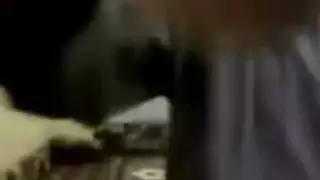فتاة عربية محجبة تئن وهي تركب قضيبًا صلبًا في فيلم إباحي