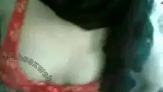سكس عربي صريح: نيك عميق على السرير مع مص البزاز بشهوة