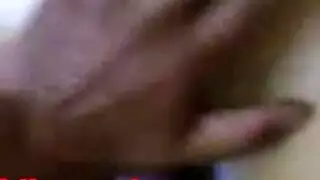 ربة منزل أردنية مثيرة تأخذ قضيبًا كبيرًا