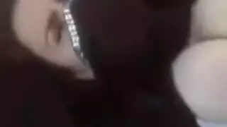 منقبة نار تقلع عبايتها و تتعرى بقميص نومها الأحمر و تتناك و تتبعبص