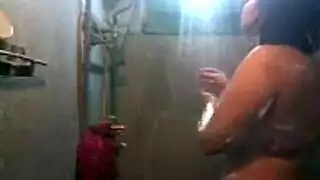 متلصص يلتقط جلسة حمام خاصة لأمّ ذات قوام ممتلئ