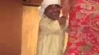 قزم قطري يلعب في طيز شرموطة ممكن تبلعه في كسها