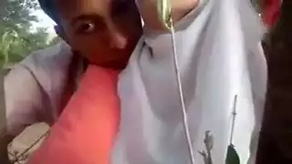 عشاق مغاربة يتبادلون القبلات الحميمة والمداعبات الشهوانية