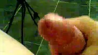 الاستمناء من صاحب الزب الضخم و هو يدلك زبه حتى يقذف
