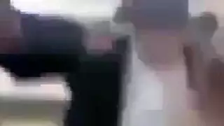 ربة منزل مثيرة تأخذ قضيب الجار على أرضية غرفة المعيشة