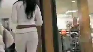 الفرخ الآسيوي في الزي الأسود هو الحصول على مارس الجنس أمام الكاميرا ، في وقت متأخر من الليل