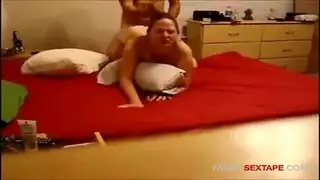 فاتنة متعرجة مع كس مشعر ينتشر ساقيها مفتوحة على مصراعيها والحصول على الثابت.