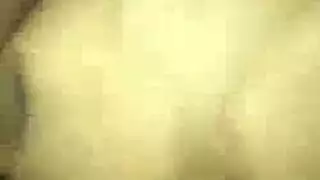 الرجل الأسود خارج منزله ويمكن أن يصبح جارا بسهولة في هذا البلد الشاب.