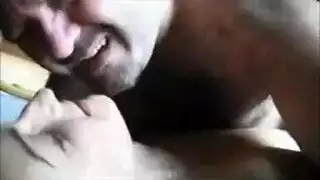 الرجل العجوز السيء على وشك أن يكون الجنس البري مع فتاتين، فلسا واحدا، وصديقته