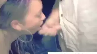 التبول في الأماكن العامة أثناء اللعب مع كس بلدي