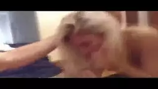 كانت الشقراوات المذهلات يمارسن الحب مع بعضهن البعض في غرفة التدليك ، حتى أتوا