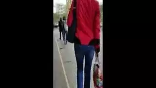 المرأة ذات الشعر المجعد تتعرض للعصابات ، لأن حبيبها قد استأجر شابًا أصغر سناً للقيام بذلك من أجلها