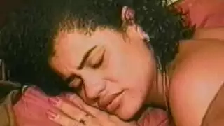 يحب المراهق الطازج اللعب مع ثديها الكبير أثناء الحصول على مارس الجنس ، بينما في المؤخرة