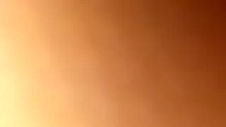صبيان فضوليان يساعدان هذا الصبي الجميل البالغ من العمر عشر سنوات على اللعب