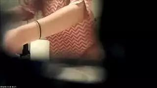 من المؤكد أن أي رجل يراقبها لأنها تلعب مع دسار أسود كبير.