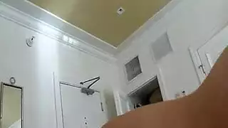 ربة منزل ناضجة الانحناء في جوارب مارس الجنس من قبل صبي أصغر وسيم.