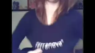 الأزواج قرنية يرغبون في الحصول على الثلاثي عارضة في سرير ضخم، مع العديد من الفتيات