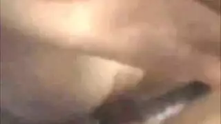 امرأة سمراء الهواة في سن المراهقة تمتص الديك ويحصل مارس الجنس على كاميرا ويب في المنزل