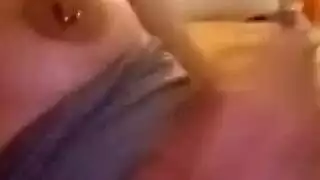 فاتنة لاتينا اللعب مع فمها والثدي