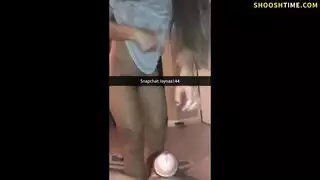 يلهون في عيد الميلاد لأي فتاة تريد الحصول على حفنة من كس مشعر