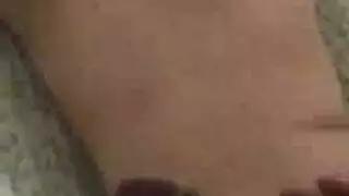 فاتنة الآسيوية مع الثدي الكبير الثابت تفعل بعض الأشياء المشاغب جدا في سريرها.