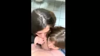 اثنتان مثيرتان تمارسان الجنس الفموي في مرحاض عام