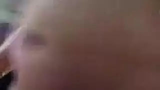 بولكا نقطة امرأة في الزهور المطبوعة الزي هو مص عصا اللحوم الصلبة الصخور.