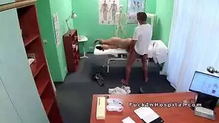 يعرف الطبيب المزيف ماذا تفعل إذا أمسكت بمشغلها الكلي في كل مرة