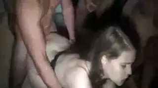 ينيك صاحبته في حفلة ويركبها من الخلف و اصحابه يصورون وهو لا يعلم ينيك صاحبته في حفلة ويركبها من الخلف و اصحابه يصورون وهو لا يعلم