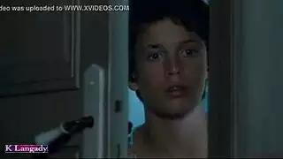 تلعب النساء ساخنة مع كس بعضهم البعض في حين عقد أرجلهم عالية رفعت