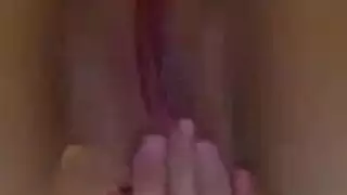امرأة شقراء وحيدة في الملابس الداخلية الوردي تئن بينما حبيبها الجديد يعاني من إصبع بوسها.