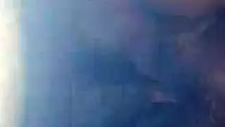 امرأة مفلس، امرأة ناضجة تستخدم حلقها العميق لإرضاء رجلين، بينما بجانب حمام السباحة