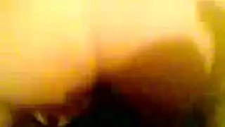 تقرن مونيكا سخيف شريكها في موقف رعاة البقر العكسي وتتكيف من المتعة أثناء كومينغ.