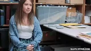كيارا كول امرأة سمراء ذات عقلية قذرة ، لا يمكنها التراجع عن مص قضيب صلب