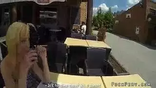 سوبر حار مقهى امرأة سمراء هو مص الديك الضخم في مدلك والاستعداد لركوبه