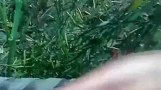 الشباب في سن المراهقة في الهواء الطلق الجنس